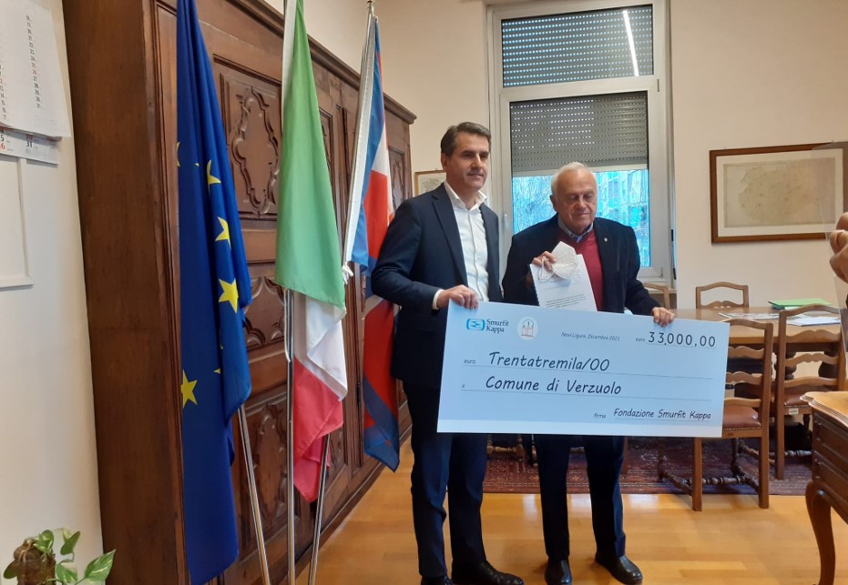 Gianluca Castellini consegna l'assegno al sindaco di Verzuolo