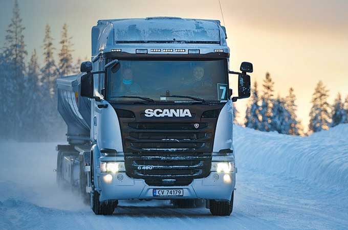 Descubre cómo Scania consiguió ahorrar en material y transporte sustituyendo los materiales no biodegradables con embalajes hechos a base de papel.
