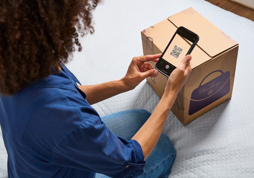 como-elegir-empaque-ideal-mujer-escaneando-codigo-qr-empaque