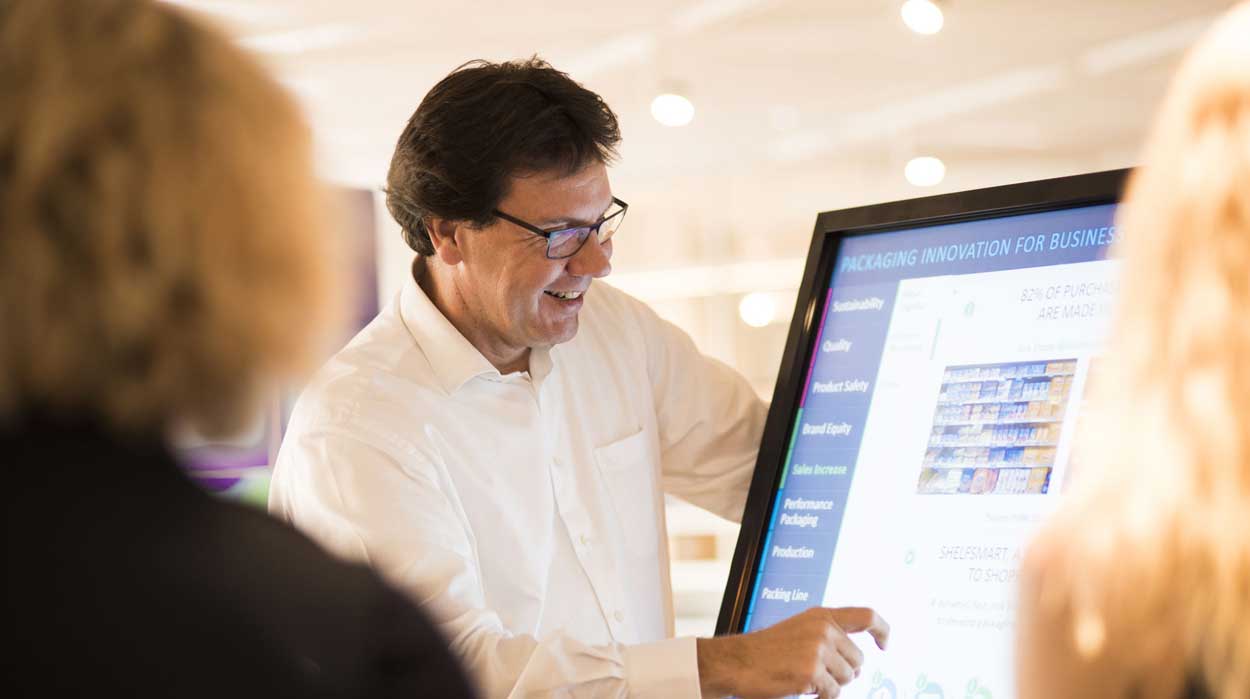 Ecran tactile montrant les différents emballages à l'Experience Centre