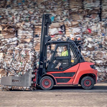 Photo engin transportant une balle de papier recyclé zoomé
