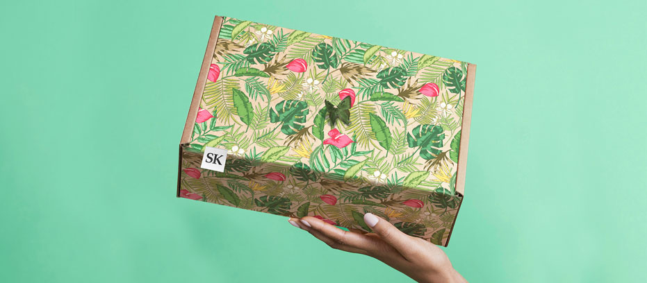 Emballage pour le e-commerce imprimé avec des fleurs et des feuilles