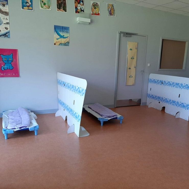 ecole dortoir mur carton