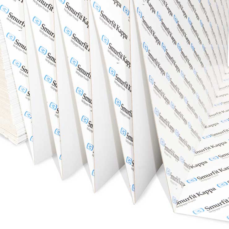 Gros plan sur les plaques de carton blanc pliées en accordéon