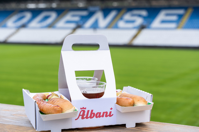 Meer gemak en duurzaamheid in het stadion van Odense Boldklub, zodat fans eenvoudig eten en drinken kunnen meenemen terwijl afval wordt verminderd.