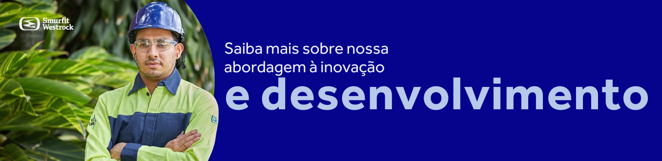 Colaborador da Smurfit Westrock usando capacete e uniforme de segurança, com braços cruzados, representando a abordagem da empresa em inovação e desenvolvimento.
