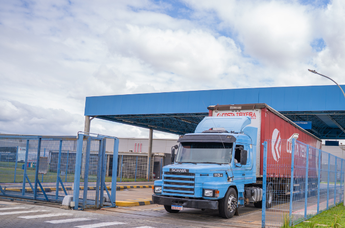 Veja como desenvolvemos uma solução que otimiza o transporte de caixas de papelão entre o fornecedor e as unidades da JBS.