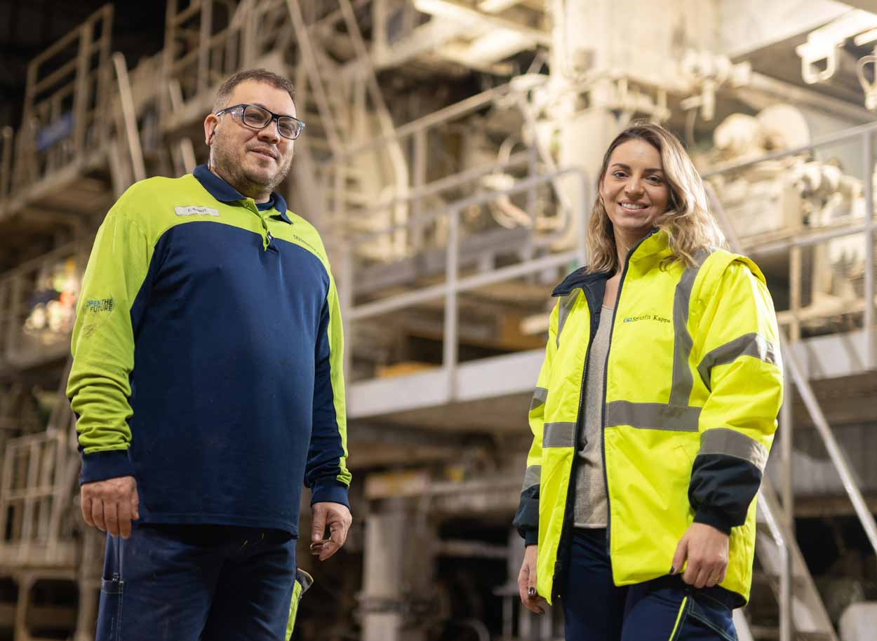 Funcionários da Smurfit Kappa na fábrica de papel