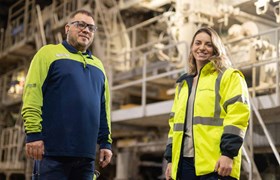 Funcionários da Smurfit Kappa na fábrica de papel