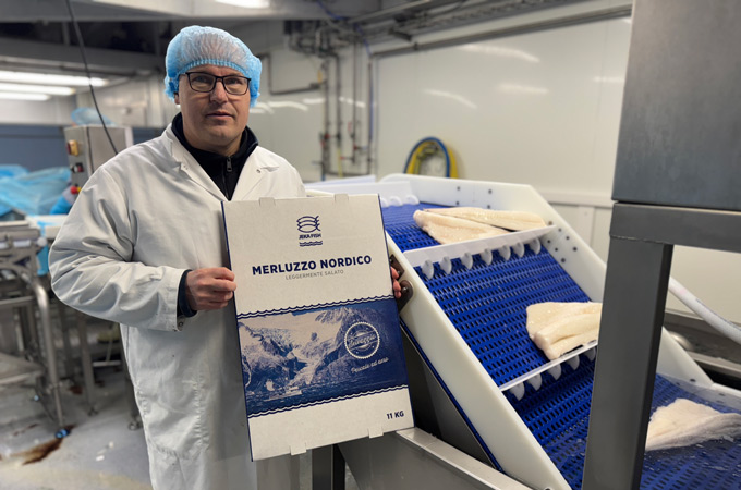 : Descubra como a Smurfit Westrock ajudou a Jeka Fish a substituir o plástico rígido de espuma (EPS) por uma solução durável à base de papel para o armazenamento e transporte de bacalhau congelado — enquanto aumentava a visibilidade da marca.