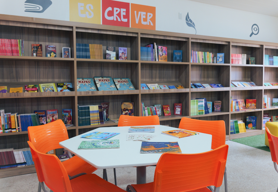 Em país onde mais da metade das escolas não têm biblioteca, projeto entrega sete novos espaços de leitura no Ceará