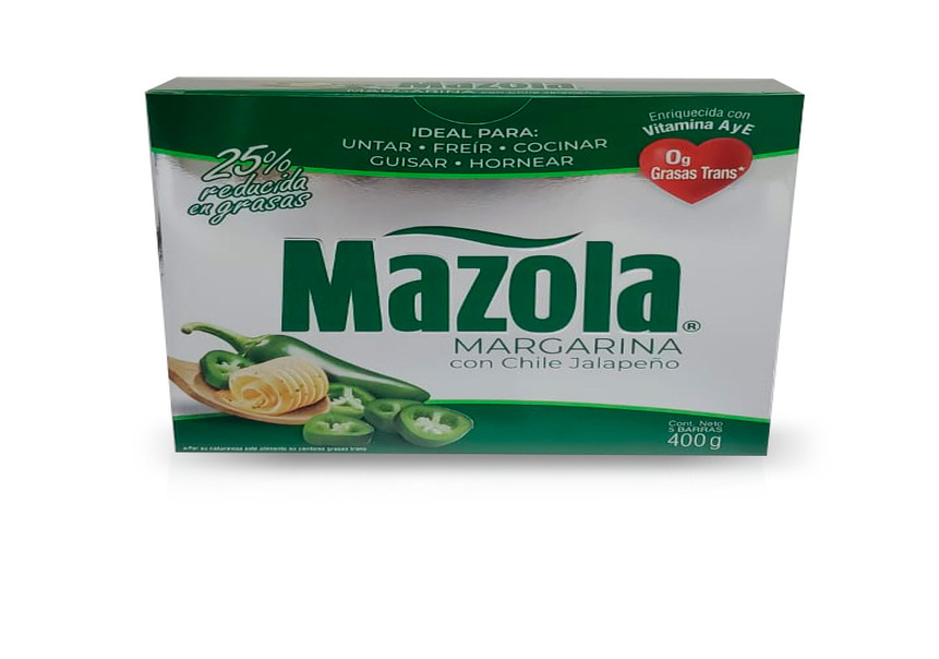 El envase de margarina Mazola con chile jalapeño, notablemente con un 25 % menos de grasa, está enriquecido con vitaminas A y E y no contiene grasas trans. La imagen también muestra rebanadas de jalapeño y un rollo de margarina como uso sugerido. 