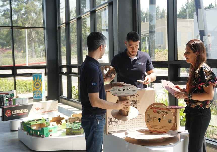 consejos-para-optimizar-empaques-grupo-de-pessoas-trabalhando-no-desenvolvimento-de-embalagens-de-papelo