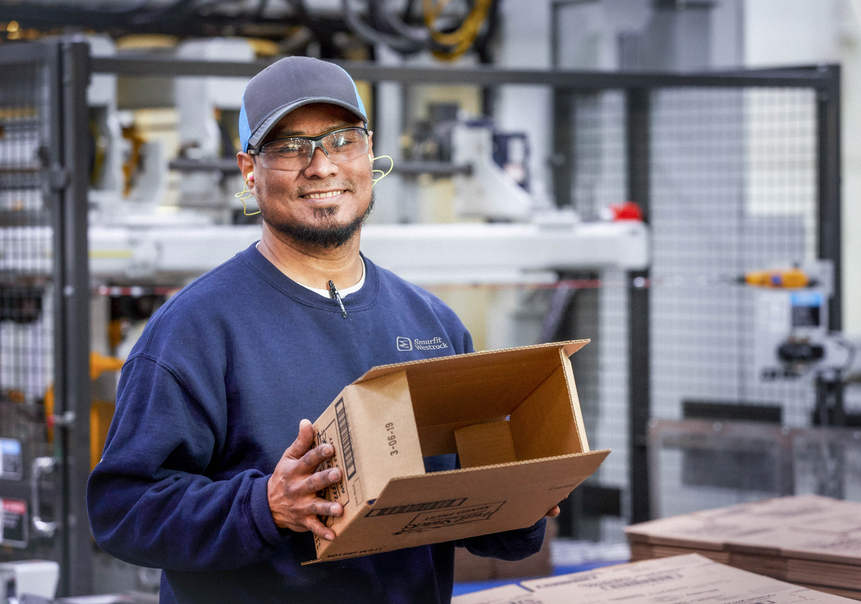 consejos-para-optimizar-empaques-homem-segurando-uma-embalagem-de-papelo-na-linha-de-produo