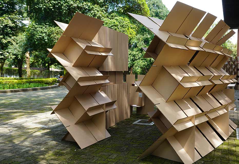 Foto estructurando el cartón concurso Universidad San Buenaventura