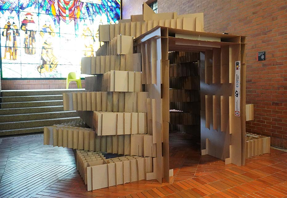 Foto estructurando el cartón concurso Universidad San Buenaventura