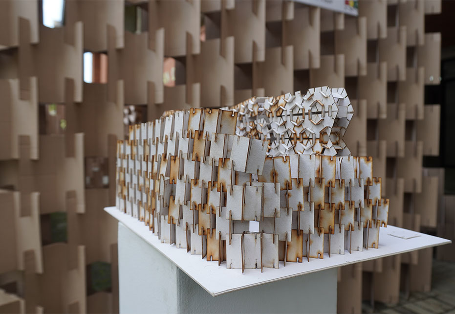 Foto estructurando el cartón concurso Universidad San Buenaventura