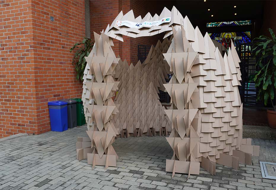 Foto estructurando el cartón concurso Universidad San Buenaventura