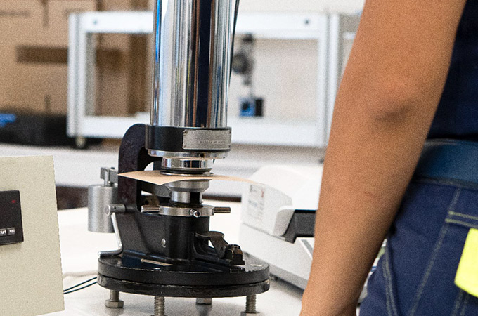 Laboratorio de pruebas de desempeño cartulina Óptima Smurfit Kappa