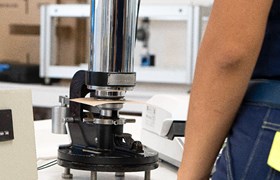 Laboratorio de pruebas de desempeño cartulina Óptima Smurfit Kappa