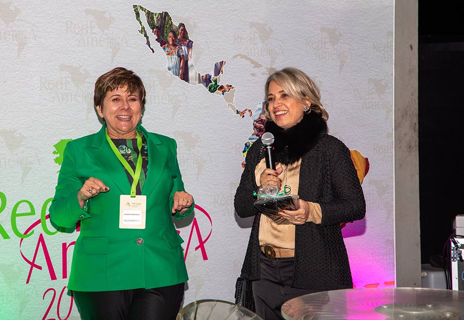 Redeamérica, reconoce la labor y liderazgo de Beatriz Mejía, Directora de la Fundación Smurfit Kappa Colombia