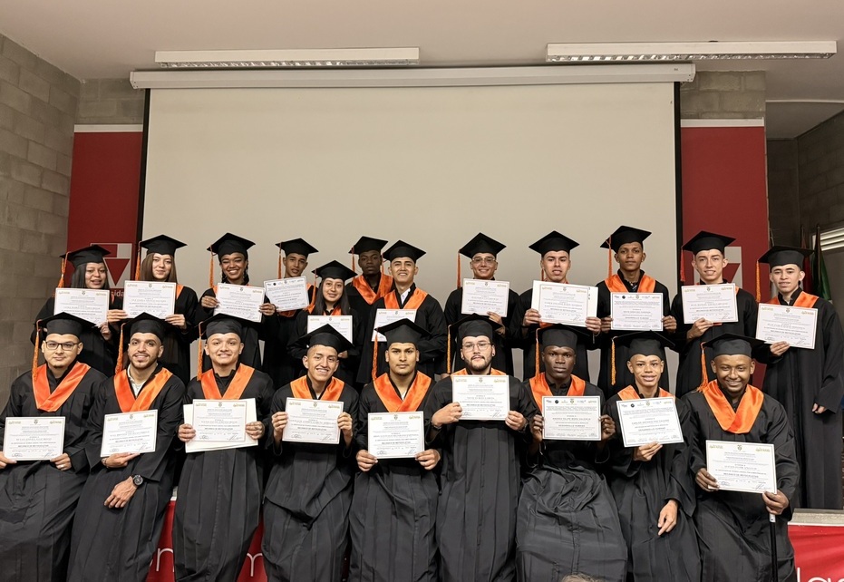 Smurfit Westrock gradúa 23 jóvenes en Yumbo con el programa Sueños Sobre Ruedas
