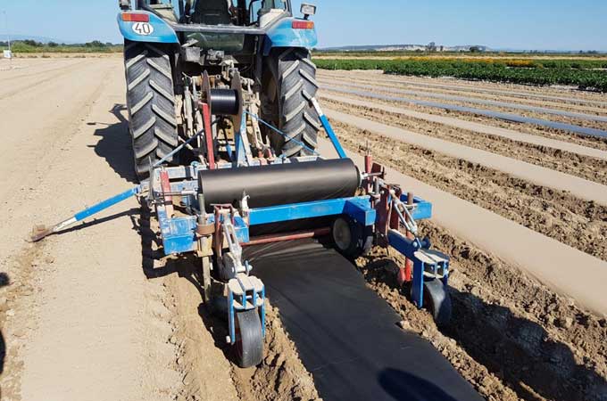 Trecker auf Feld nachhaltige Mulchfolie