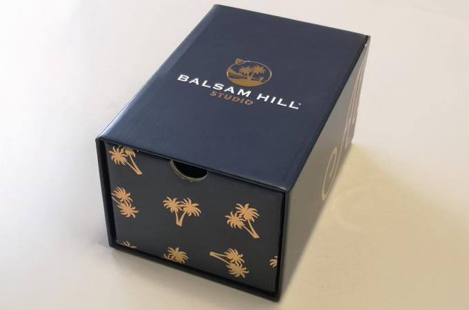 Se, hvordan vi udviklede en robust og beskyttende emballageløsning til Balsam Hill, der reducerede behovet for paller med 60 % uden at gå på kompromis med et eksklusivt og elegant udtryk. 