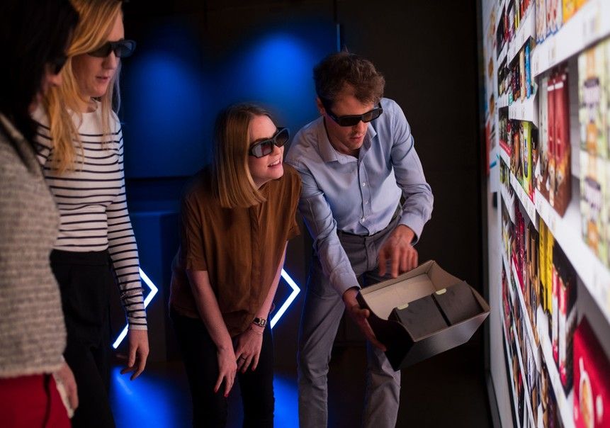 ciencia-de-datos-profesionales-analizando-simulacion-virutal-estanteria-de-productos