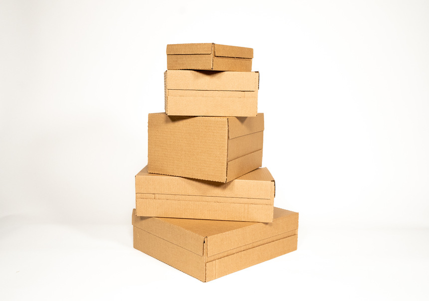 como-se-produce-empaque-de-carton-cajas-apiladas