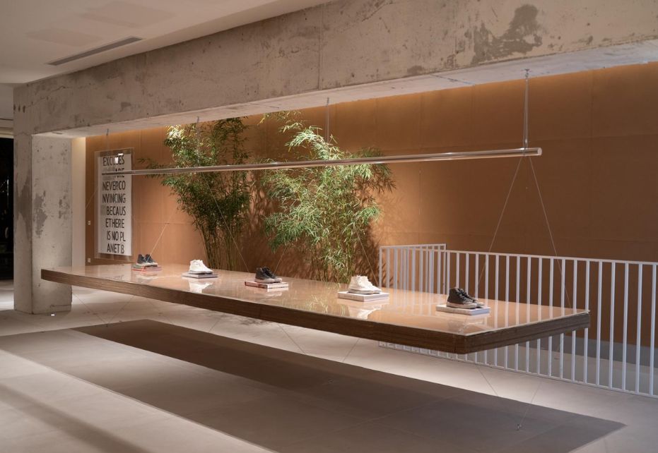 Ecoalf abre su primera tienda hecha 100%  de papel y cartón