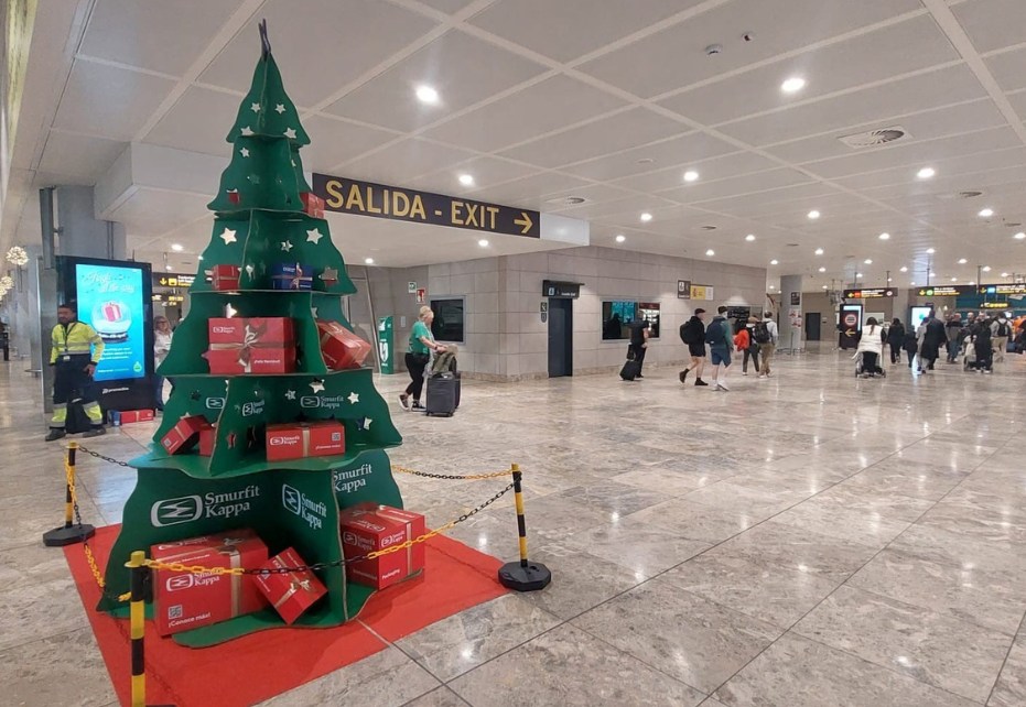 Smurfit Kappa impulsa una Navidad más sostenible en Alicante con sus originales árboles de cartón ondulado 