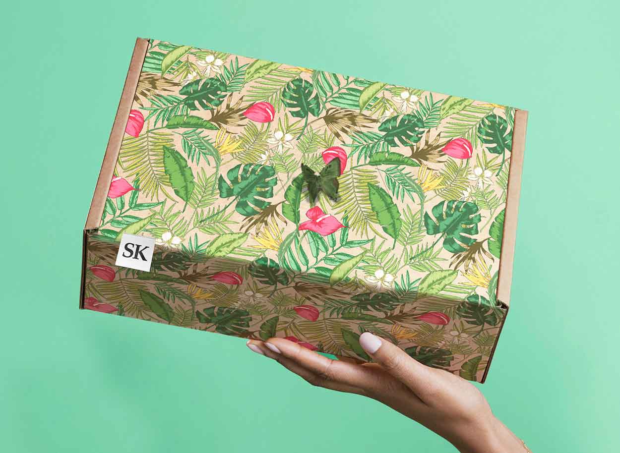 Emballage pour le e-commerce imprimé avec des fleurs et des feuilles zoomé