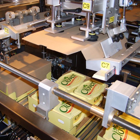 Machine de dépose de coiffe sur des emballages prêt à vendre