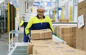 Empillage de plaques de carton ondulé