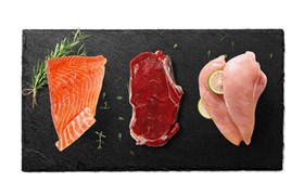 Mise en scène d'un saumon et de différentes viandes