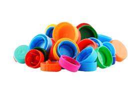 Plusieurs bouchons et élastiques en plastique