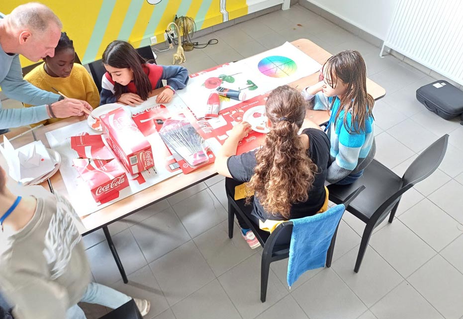 children doing art