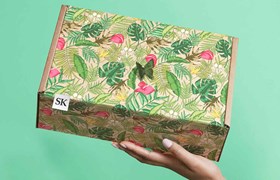 Emballage pour le e-commerce imprimé avec des fleurs et des feuilles zoomé