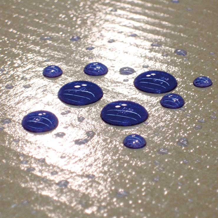 Gros plan sur une plaque de carton hydrophobe