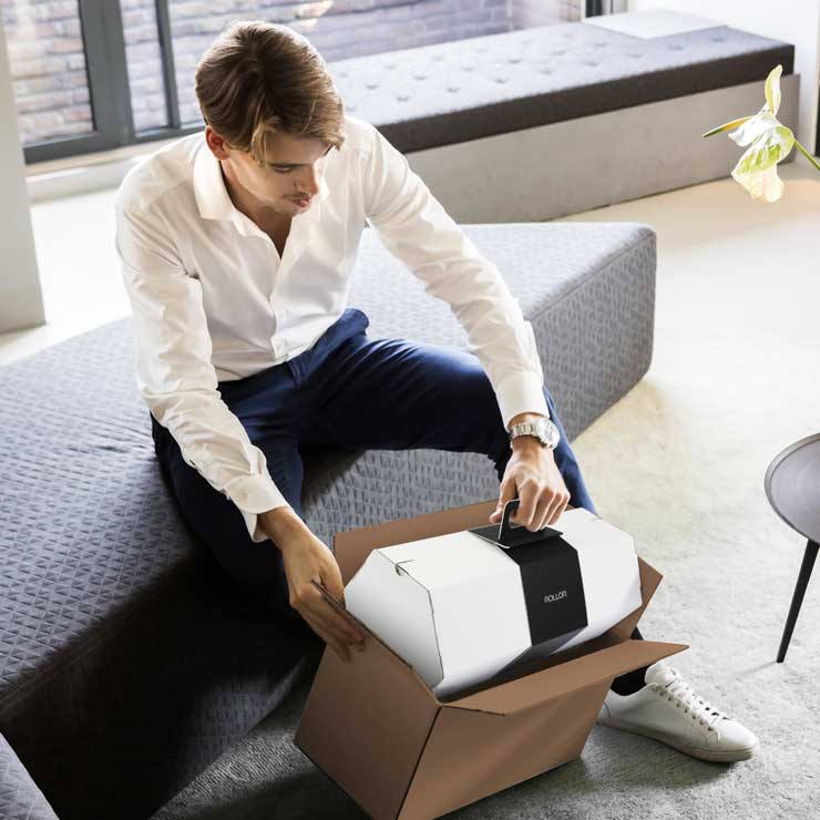 Homme qui receptionne sa commande expédiée dans un emballage rollor