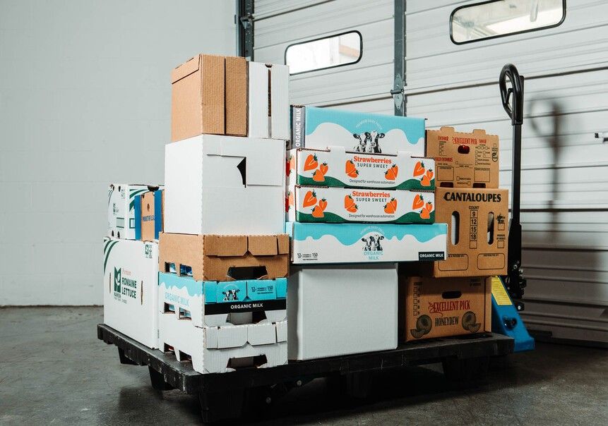 como-elegir-empaque-ideal-cajas-de-carton-apiladas