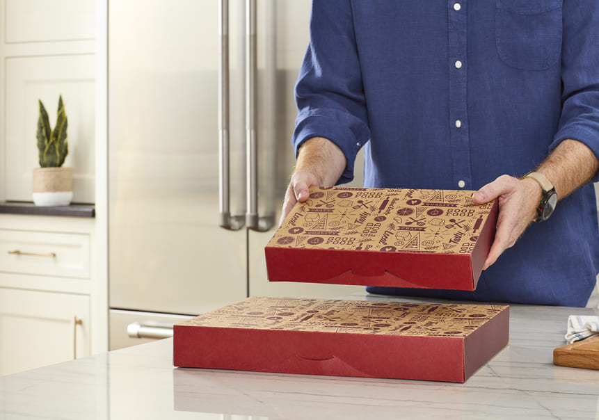 papel-aliado-sector-alimentario-pessoa-manuseando-caixas-de-papelao-para-alimentos