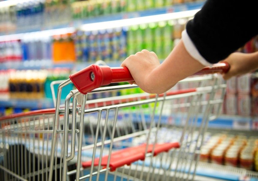 persona-empujando-carrito-de-compra