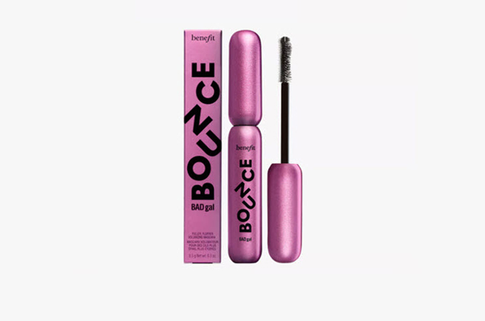 Benefit Cosmetics we współpracy ze Smurfit Westrock połączyła elegancki design z troską o środowisko, tworząc efektowne opakowania na tusz do rzęs BADgal Bounce.