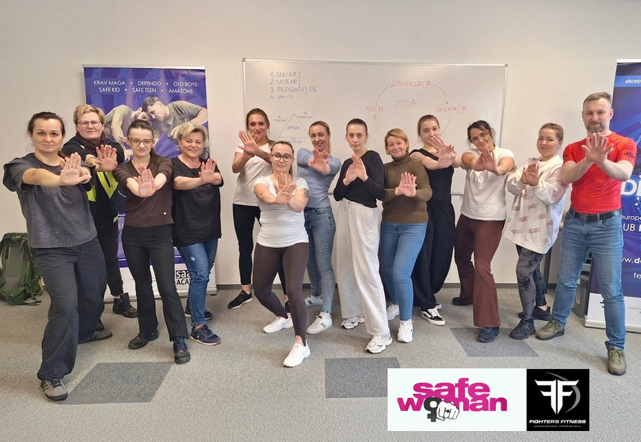 grupa szkoleniowa z samoobrony kobiet