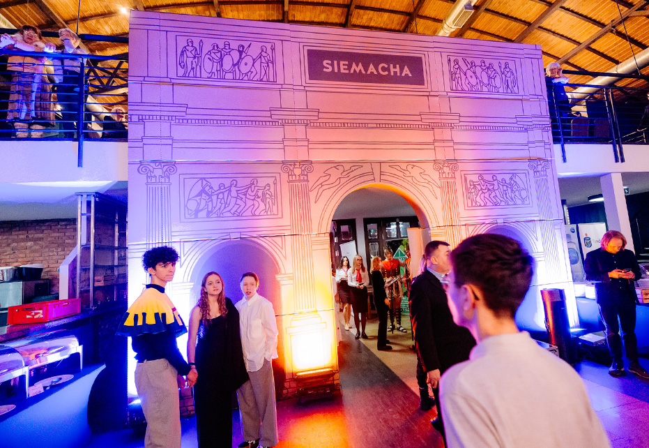 Brama z tektury na koncercie kolęd SIEMACHA