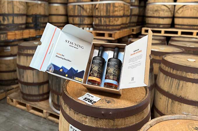 Upptäck hur Smurfit Westrock samarbetade med Stauning Whisky för att skapa en hållbar och skyddande förpackningslösning som berättar historien om Stauning Whisky och skapar en unik upplevelse för premiumsprit.